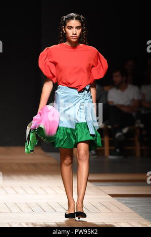 Lisbon, Portugal. 13th Oct, 2018. A model presents a creation of Portuguese designer Ricardo Andrez on the third day of the 51st Lisbon Fashion Week in Lisbon, Portugal, Oct. 13, 2018. Credit: Zhang Liyun/Xinhua/Alamy Live News Stock Photo