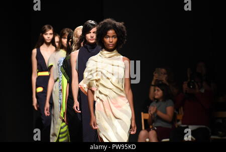 Lisbon, Portugal. 13th Oct, 2018. Models present creations of Portuguese designer Aleksandar Protic on the third day of the 51st Lisbon Fashion Week in Lisbon, Portugal, Oct. 13, 2018. Credit: Zhang Liyun/Xinhua/Alamy Live News Stock Photo