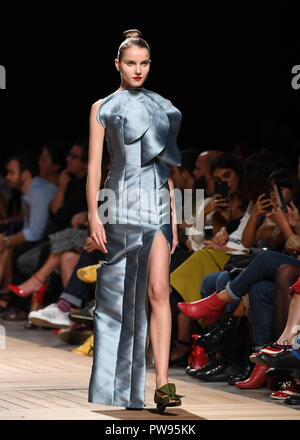 Lisbon, Portugal. 13th Oct, 2018. A model presents a creation of Portuguese designer Luis Carvalho on the third day of the 51st Lisbon Fashion Week in Lisbon, Portugal, Oct. 13, 2018. Credit: Zhang Liyun/Xinhua/Alamy Live News Stock Photo