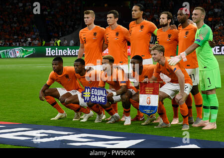 13 October 2018, Netherlands, Amsterdam: Soccer: Nations League A, Group stage, Group 1, Matchday 3: Netherlands - Germany in the Johan Cruyff Arena. The Dutch national players (back row from left: Matthijs de Ligt, Marten de Roon, Virgil van Dijk, Daley Blind, Ryan Babel and goalkeeper Jasper Cillessen. (Front row from left to right: Denzel Dumfries, Georginio Wijnaldum, Memphis Depay, Steven Bergwijn and Frenkie de Jong stand together for the team photo before the match. Depay holds a sign with the inscription 'Equal Game'. It is the motto of UEFA's new anti-discrimination campaign. Photo: I Stock Photo