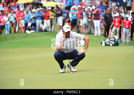 KUALA LUMPUR, MALAYSIA - October 14: Marc Leishman of Australia check the line at hole 18th during final round of CIMB CLASSIC 2018 at TPC Kuala Lumpur, KUALA LUMPUR, MALAYSIA on October 14, 2018. Credit: Ali Mufti/Alamy Live News Stock Photo