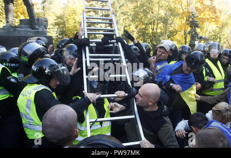 Kiev, Ukraine. 14th Oct, 2018. Ukrainian activists of Ukrainian nationalist parties clash with police as they try to destroy a Soviet Union era communists monument in Kiev, Ukraine, on 14 October 2018. Ukrainians celebrate the 76th anniversary of the creation of the Ukrainian Insurgent Army Credit: Serg Glovny/ZUMA Wire/Alamy Live News Stock Photo