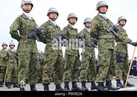 Asaka, Japan. 14th Oct, 2018. Japanese Members of airborne troops attend the annual military review at the Ground Self Defence Force's Asaka training ground, suburban Tokyo on Sunday, October 14, 2018. 4,000 military personels, 260 military vehicles and 40 aircrafts participated the parade. Credit: Yoshio Tsunoda/AFLO/Alamy Live News Stock Photo