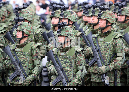 Asaka, Japan. 14th Oct, 2018. Members of the anti-terrorists troops attend the annual military review at the Ground Self Defence Force's Asaka training ground, suburban Tokyo on Sunday, October 14, 2018. 4,000 military personels, 260 military vehicles and 40 aircrafts participated the parade. Credit: Yoshio Tsunoda/AFLO/Alamy Live News Stock Photo