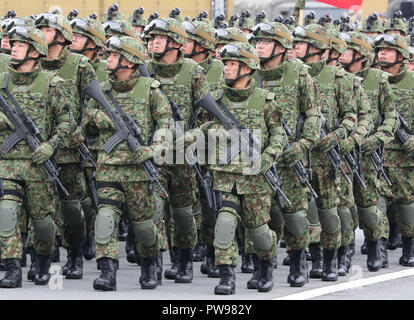 Asaka, Japan. 14th Oct, 2018. Members of the anti-terrorists troops march during the annual military review at the Ground Self Defence Force's Asaka training ground, suburban Tokyo on Sunday, October 14, 2018. 4,000 military personels, 260 military vehicles and 40 aircrafts participated the parade. Credit: Yoshio Tsunoda/AFLO/Alamy Live News Stock Photo