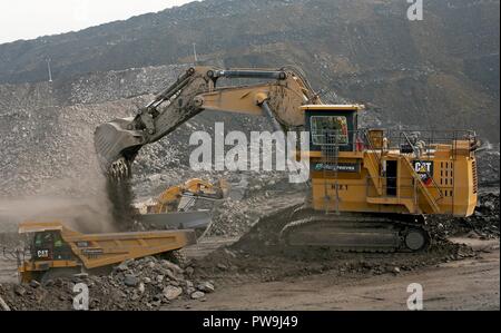 A Caterpillar 6030 range of hydraulic face shovels and excavators working in Tower Colliery, South Wales Stock Photo