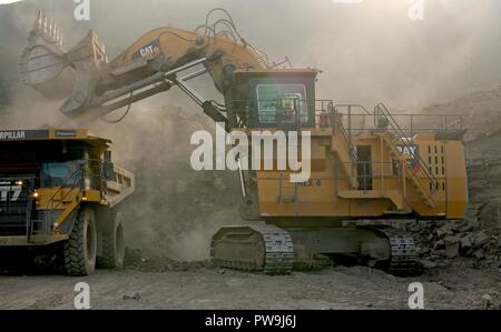 A Caterpillar 6030 range of hydraulic face shovels and excavators working in Tower Colliery, South Wales Stock Photo