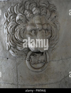 Italy. Pisa. Camposanto. Roman sarcophagus. Relief of head of lion. Stock Photo