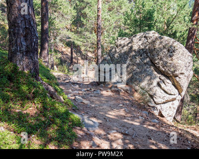 Sendero y roca de granito en el Valle de la Barranca en la Sierra de Guadarrama y dentro del 'Parque regional de la cuenca alta del Manzanares' (reser Stock Photo