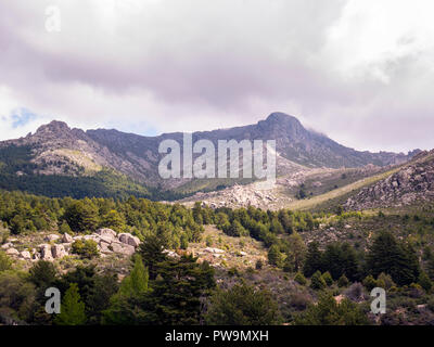 Pico de La Maliciosa en el Valle de la Barranca en la Sierra de Guadarrama y dentro del 'Parque regional de la cuenca alta del Manzanares' (reserva de Stock Photo