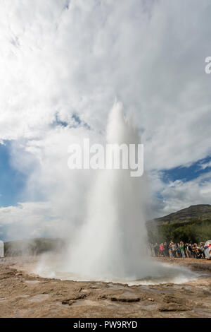 File:A crowd of people watch and photograph a Steamboat Geyser erupti  (30917424838).jpg - Wikimedia Commons