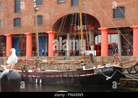 Ship outside the Tate Art gallery, Albert Dock, Liverpool Stock Photo
