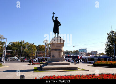 CHISINAU, MOLDOVA - OCTOBER 6, 2018: The statue of Stefan cel Mare (Stefan the Great) looks out from entrance of the park named after him to the avenu Stock Photo