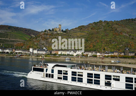 Kreuzfahrtschiff auf dem Rhein bei Kaub, Burg Gutenfels, Welterbe Kulturlandschaft Oberes Mittelrheintal, Rhein, Deutschland, Europa Stock Photo