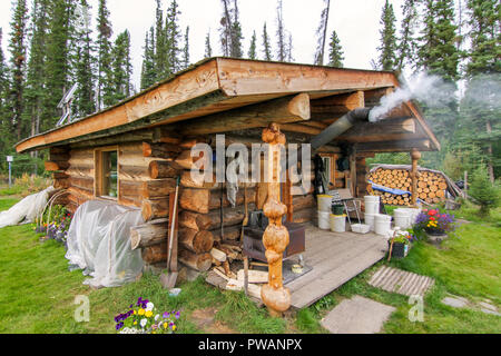 Yukon river, Yukon Territory, Alaska, USA. Wooden cabin in the remote wilderness of Alaska. Stock Photo