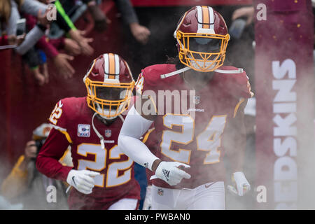 Chicago Bears running back David Montgomery catches a football prior to an  NFL football game against the Washington Redskins, Monday, Sept. 23, 2019,  in Landover, Md. (AP Photo/Mark Tenally Stock Photo - Alamy