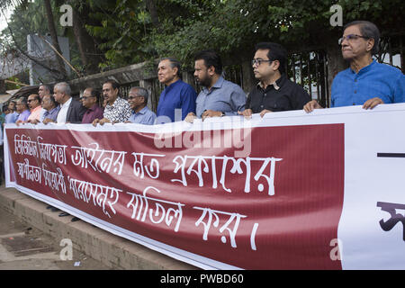 Dhaka, Bangladesh. 15th Oct, 2018. DHAKA, BANGLADESH - OCTOBER 15 : The Editors' Council forms a human chain in front of Jatiya Press Club to press for proper amendments to nine sections of the Digital Security in Dhaka, Bangladesh on October 15, 2018. Credit: Zakir Hossain Chowdhury/ZUMA Wire/Alamy Live News Stock Photo