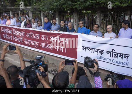 Dhaka, Bangladesh. 15th Oct, 2018. DHAKA, BANGLADESH - OCTOBER 15 : The Editors' Council forms a human chain in front of Jatiya Press Club to press for proper amendments to nine sections of the Digital Security in Dhaka, Bangladesh on October 15, 2018. Credit: Zakir Hossain Chowdhury/ZUMA Wire/Alamy Live News Stock Photo