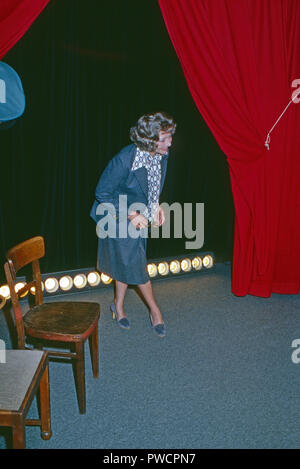 Lore Lorentz, deutsche Kabarettistin, in Düsseldorf, Deutschland 1978. German cabaret artist Lore Lorentz at Duesseldorf, Germany 1978. Stock Photo