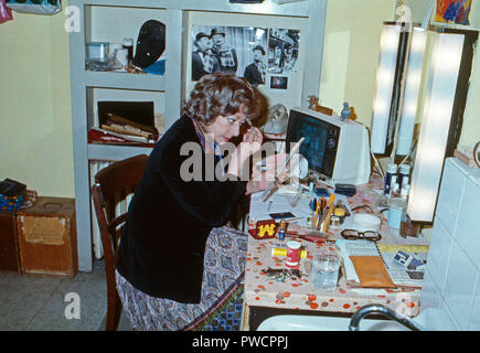 Lore Lorentz, deutsche Kabarettistin, in Düsseldorf, Deutschland 1978. German cabaret artist Lore Lorentz at Duesseldorf, Germany 1978. Stock Photo