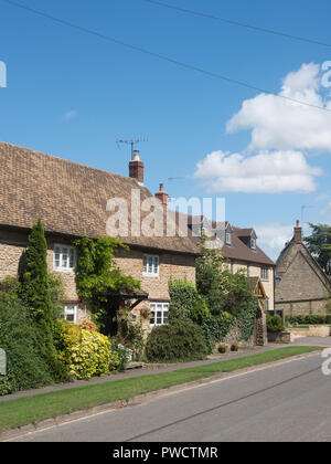 Cottages in Duns Tew, Oxfordshire, England, United Kingdom, Europe Stock Photo