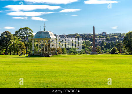 A large lawn with a scenic arbour and McGrigor obelisk in Duthie Park, Aberdeen, Scotland Stock Photo