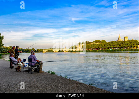 France. Vaucluse (84). Avignon. Fishermen on the banks of the Rhone, in background the pont Saint-Bénézet, commonly called Pont d'Avigon. Stock Photo