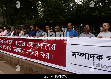 Dhaka, Bangladesh. 15th Oct 2018. Bangladesh Editors Council (print, newspaper media) hold banner reading 'Discard the anti-liberation laws of the Digital Security Act' as they form human chain in front of National Press Club in Dhaka, Bangladesh, October 15,  2018. According to the local media report the Council member press to proper amendments to nine sections of the Digital Security Act. Credit: Mamunur Rashid/Alamy Live News Stock Photo