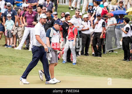 Kuala Lumpur, Malaysia. 14th October, 2018. Australian Marc Leishman wins the PGA CIMB Classic golf tournament in Kuala Lumpur, Malaysia. Leishman and caddie walking up to 18th green. © Danny Chan/Alamy Live News. Stock Photo