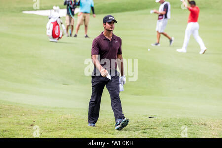 Kuala Lumpur, Malaysia. 14th October, 2018. Final day at PGA CIMB Classic golf tournament in Kuala Lumpur, Malaysia. Shubhankar Sharma  walking up to 18th green. © Danny Chan/Alamy Live News. Stock Photo