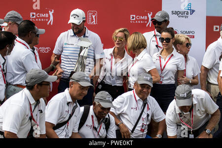 Kuala Lumpur, Malaysia. 14th October, 2018. Australian Marc Leishman wins the PGA CIMB Classic golf tournament in Kuala Lumpur, Malaysia. Leishman group photo with Player Services team. © Danny Chan/Alamy Live News. Stock Photo