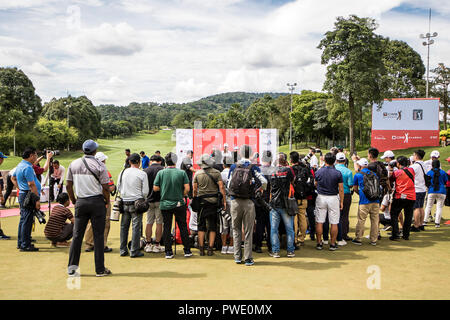 Kuala Lumpur, Malaysia. 14th October, 2018. Australian Marc Leishman wins the PGA CIMB Classic golf tournament in Kuala Lumpur, Malaysia. A view of news photographers taking Leishman photos. © Danny Chan/Alamy Live News. Stock Photo