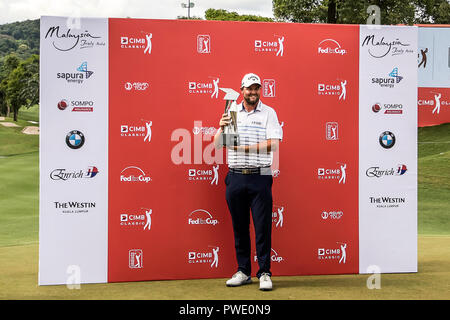 Kuala Lumpur, Malaysia. 14th October, 2018. Australian Marc Leishman wins the PGA CIMB Classic golf tournament in Kuala Lumpur, Malaysia. Leishman pose for photo with his winner trophy. © Danny Chan/Alamy Live News. Stock Photo