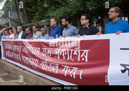 Dhaka, Bangladesh. 15th Oct 2018.  The Editors' Council forms a human chain in front of Jatiya Press Club to press for proper amendments to nine sections of the Digital Security  in Dhaka , Bangladesh on October 15, 2018. Credit: zakir hossain chowdhury zakir/Alamy Live News Stock Photo