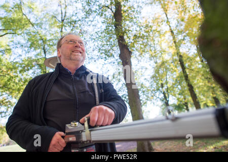 11 October 2018, Saxony-Anhalt, Magdeburg: Jörg Vollbrecht, expert for traffic safety, tree value determination and tree register of the company Klaus und Partner, checks the strength of the interior of a tree in the Rotehornpark with a drilling resistance meter. (to "Increased tree mortality in Saxony-Anhalt feared after drought-summer" of 16.10.2018) Photo: Klaus-Dietmar Gabbert/dpa-Zentralbild/ZB Stock Photo