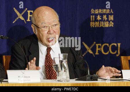 Tokyo, Japan. 16th Oct, 2018. Hiroyasu Ito, chairperson of the Toyosu Market Association speaks during a news conference at The Foreign Correspondents' Club of Japan in Tokyo. Ito spoke about relocation of the famous Tsukiji Fish Market to Toyosu, which opened on October 11. Credit: Rodrigo Reyes Marin/ZUMA Wire/Alamy Live News Stock Photo