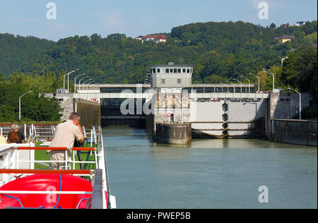 Austria, Lower Austria, District Melk, Persenbeug-Gottsdorf in the Strudengau and Ybbs an der Donau in the Mostviertel, Power Plant Ybbs-Persenbeug, Hydroelectric Power Station, hydro power plant, Danube power plant, run-of-the-river power plant, cruiser aROSA Mia sails into the ship lock, tourism, tourists, Danube river cruise, Danube navigation Stock Photo