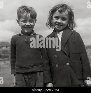 https://l450v.alamy.com/450v/pwf29m/1950s-historical-a-young-irish-boy-and-girl-stand-beside-each-other-with-big-smiles-for-a-photo-northern-ireland-uk-pwf29m.jpg