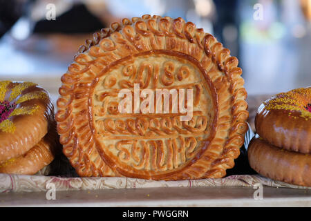 Traditional Samarkand non, also known as obi non or lepyoshka which is an oven-baked flatbread bread for sale in Siyob Bazaar also called Siab Bazaar, the largest bazaar in the city of Samarkand alternatively Samarqand in Uzbekistan Stock Photo