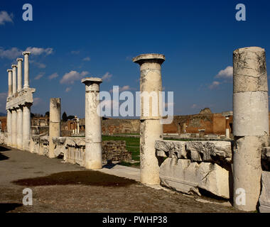 Italy. Pompeii. View of the Forum colonnade with the double order of the columns (Ionic in the upper part and Doric in the lower part) separated by an architrave. Limestone. Imperial epoch. La Campania. Stock Photo