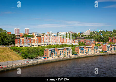 UK, England, Tyneside, Newcastle upon Tyne, quayside apartment buildings beside River Tyne Stock Photo