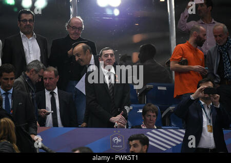 Paris, France. 16th Oct, 2018. 16 October 2018, France, Paris: Soccer: Nations League A, France - Germany, Group stage, Group 1, 4th matchday at the Stade de France. Daniel Nivel (C) is standing in the stands next to former German national coach Berti Vogts (2-L). The French gendarme Nivel was brutally attacked by German hooligans during the 1998 Football World Cup in France. Credit: Ina Fassbender/dpa/Alamy Live News Stock Photo