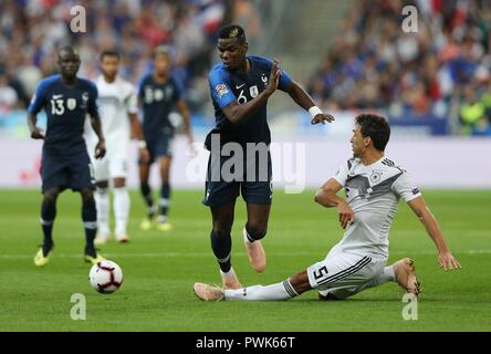 Paris, France. 16th Oct, 2018. firo: 16.10.2018, Football, Lander, National Team, Season 2018/2019, UEFA Nations League, FRA, France - GER, Germany POGBA versus HUMMELS | usage worldwide Credit: dpa/Alamy Live News Stock Photo