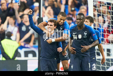 Paris, France. 16th Oct 2018. France  - Germany, Soccer, Paris, October 16, 2018 Antoine GRIEZMANN, FRA 7   shoot goal for 2-1 and celebrate with Kylian MBAPPE, FRA 10 , Penalty shoot-out, 11m, penalty kick, action, single shot, shot on goal, Manuel NEUER, DFB 1 goalkeeper,  FRANCE  - GERMANY 2-1 Football Nations League, Season 2018/2019,  October 16, 2018  Paris, Germany. © Peter Schatz / Alamy Live News Stock Photo