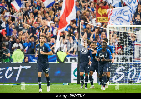 Paris, France. 16th Oct 2018. France  - Germany, Soccer, Paris, October 16, 2018 Antoine GRIEZMANN, FRA 7   shoot goal for 2-1 and celebrate with Kylian MBAPPE, FRA 10 , Penalty shoot-out, 11m, penalty kick, action, single shot, shot on goal, Manuel NEUER, DFB 1 goalkeeper,  FRANCE  - GERMANY 2-1 Football Nations League, Season 2018/2019,  October 16, 2018  Paris, Germany. © Peter Schatz / Alamy Live News Stock Photo