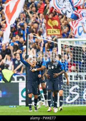 Paris, France. 16th Oct 2018. France  - Germany, Soccer, Paris, October 16, 2018 Antoine GRIEZMANN, FRA 7   shoot goal for 2-1 and celebrate with Kylian MBAPPE, FRA 10 , Blaise MATUIDI, FRA 14 Penalty shoot-out, 11m, penalty kick, action, single shot, shot on goal, Manuel NEUER, DFB 1 goalkeeper,  FRANCE  - GERMANY 2-1 Football Nations League, Season 2018/2019,  October 16, 2018  Paris, Germany. © Peter Schatz / Alamy Live News Stock Photo