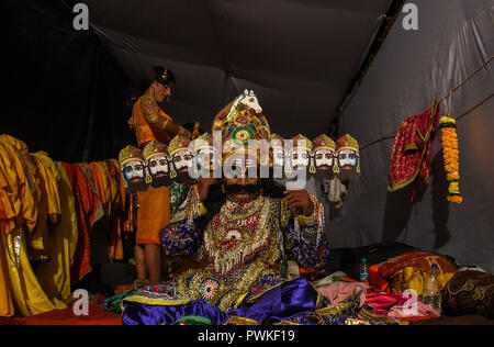 Mumbai, India. 16th Oct, 2018. An Indian artist prepares to perform 'Ramleela', a traditional drama depicting the Hindu epic Ramayana, as part of Dussehra festival celebrations in Mumbai, India, Oct. 16, 2018. The festival commemorates the victory of Hindu god Rama over demon king Ravana, and is a celebration of the victory of good over evil. Credit: Stringer/Xinhua/Alamy Live News Stock Photo