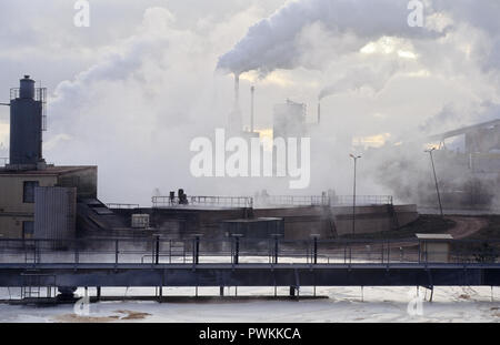 https://l450v.alamy.com/450v/pwkkca/sewage-water-treatment-pulp-mill-in-the-background-scanned-from-film-pwkkca.jpg