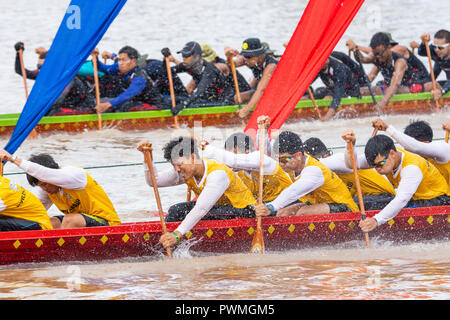 Pichit, Thailand - September 1, 2018: Annual long boat racing festival on Nan river in front of Tha Luang Buddhist temple in Pichit, Thailand Stock Photo