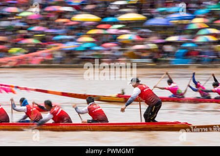 Pichit, Thailand - September 1, 2018: Annual long boat racing festival on Nan river in front of Tha Luang Buddhist temple in Pichit, Thailand Stock Photo